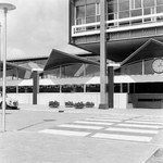 150667 Gezicht op een gedeelte van de voorgevel van het N.S.-station Schiedam te Schiedam.